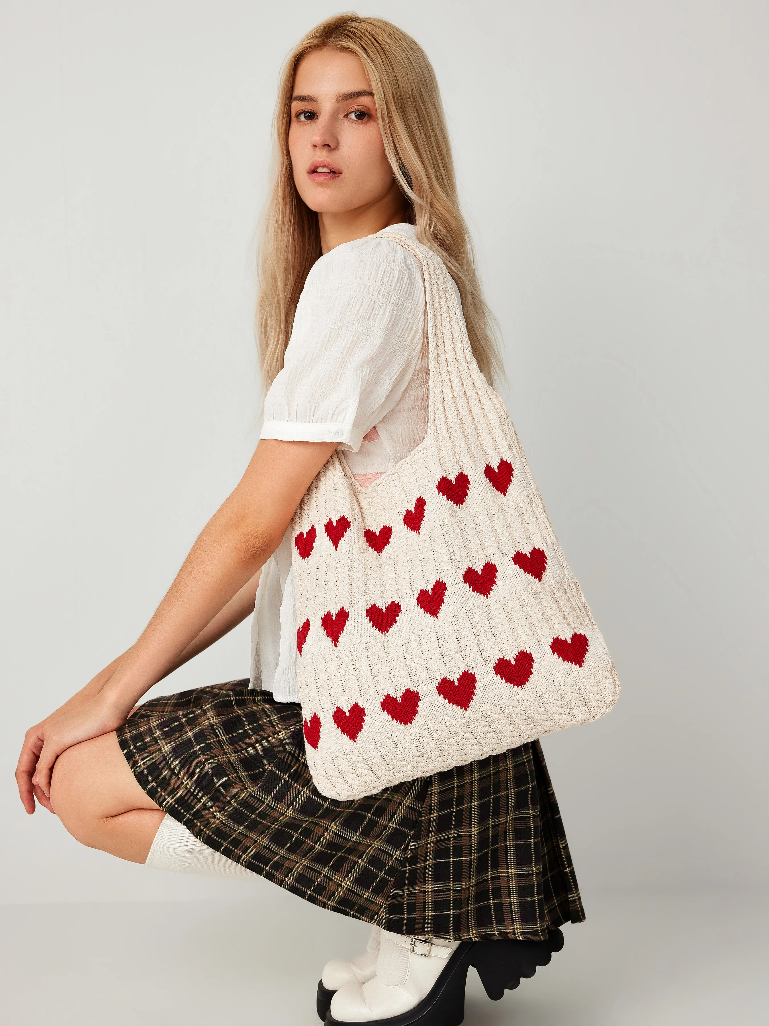 Bolso tote trenzado con patrón de corazón