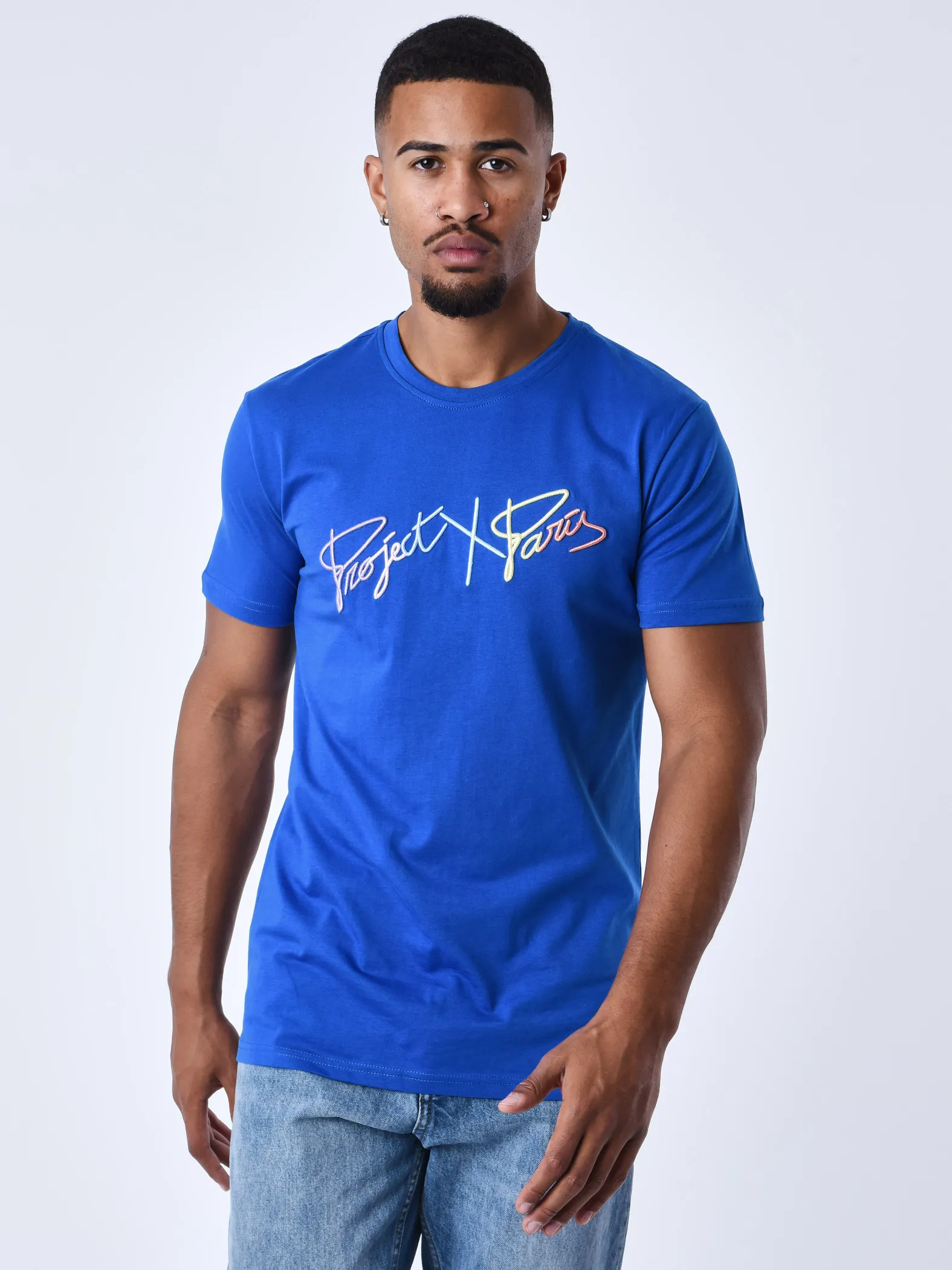 Camiseta básica con logotipo completo bordado arco iris