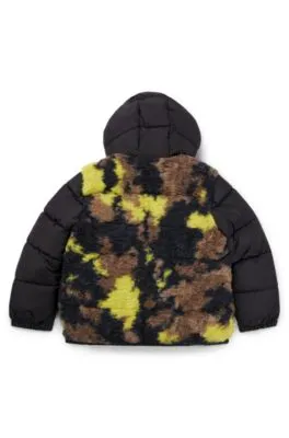 Chaqueta con capucha y sherpa de camuflaje en la espalda para niños