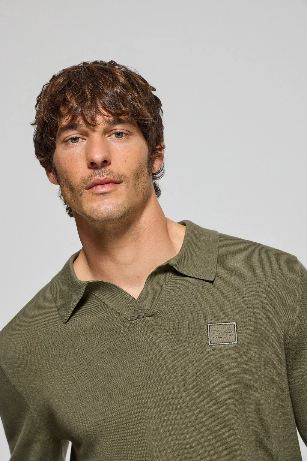 Jersey verde militar Martin de cuello polo y pico con detalle Polo Club