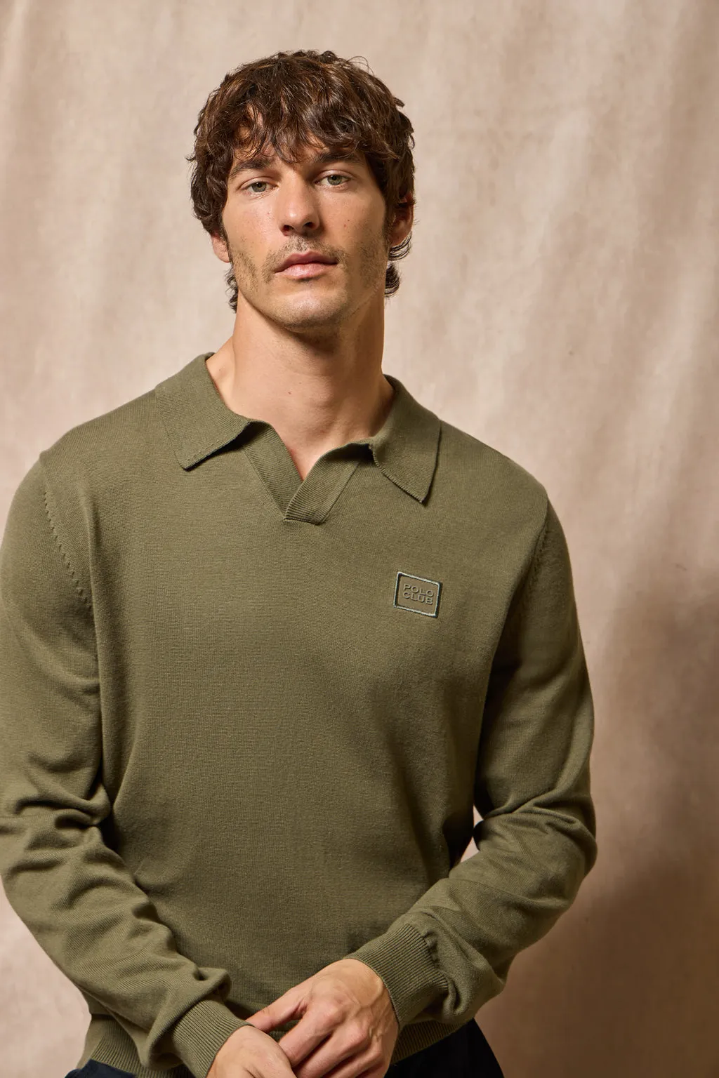 Jersey verde militar Martin de cuello polo y pico con detalle Polo Club