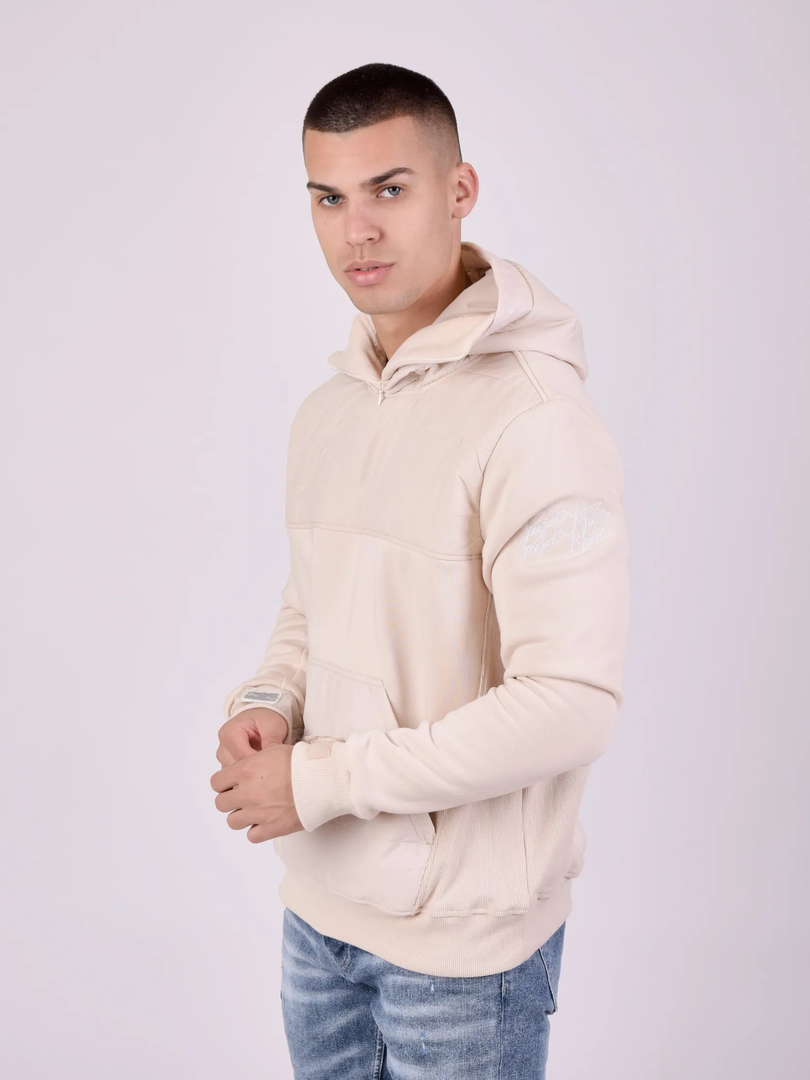 Sudadera con capucha y bolsillo canguro acolchado